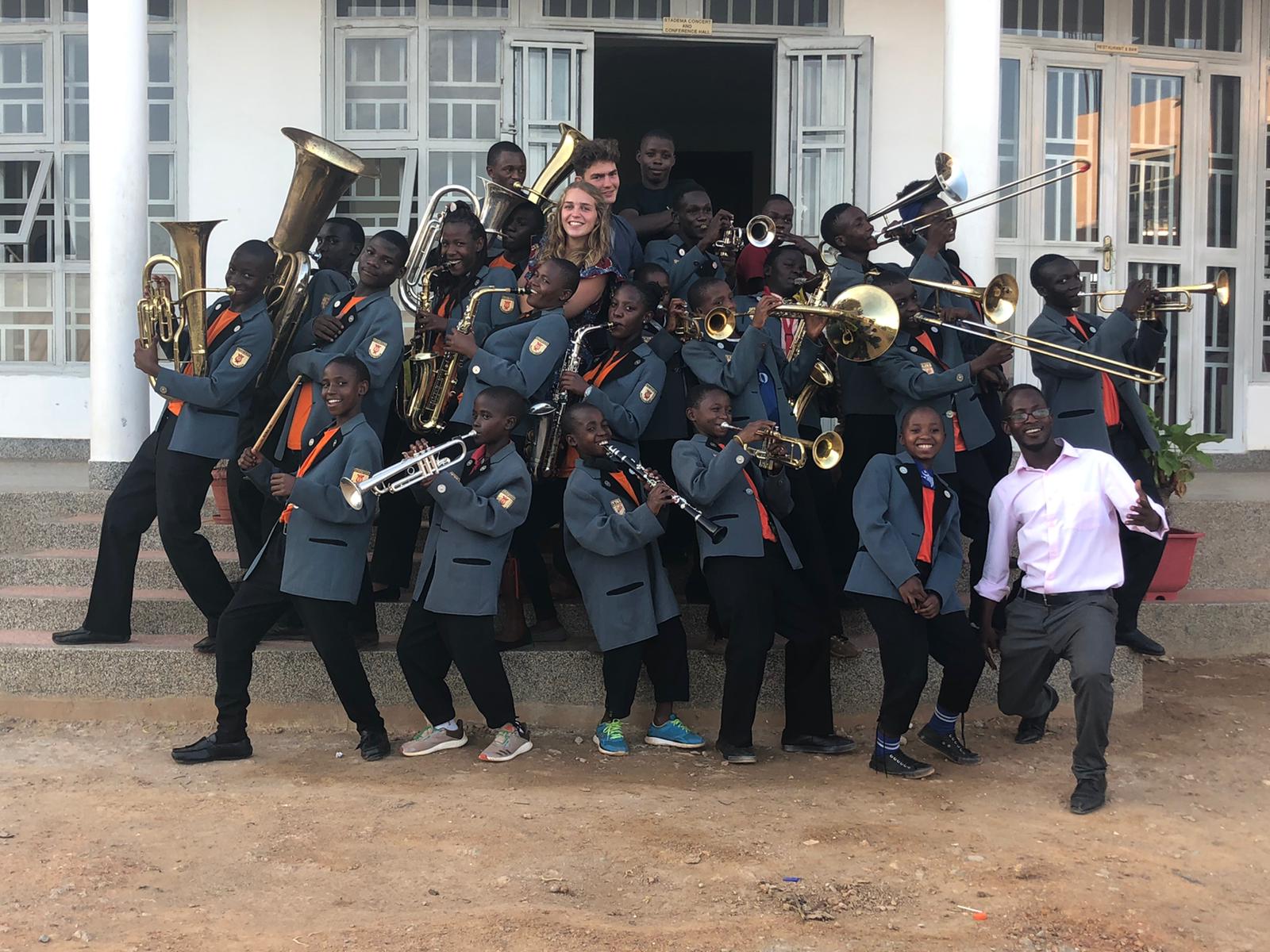 Brass Band in Uganda;
In der Mitte Sharon Gnann vom MVR